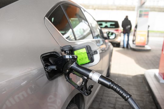 Dyzelio kainų skirtumas šiose degalinėse verčia išsižioti – ne visi skubėjo branginti