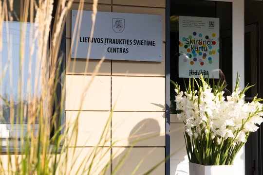 ŠMSM kuruojamoje įstaigoje – mobingo šešėlis? Iš darbo išprašyta specialistė sako patyrusi tikrą košmarą
