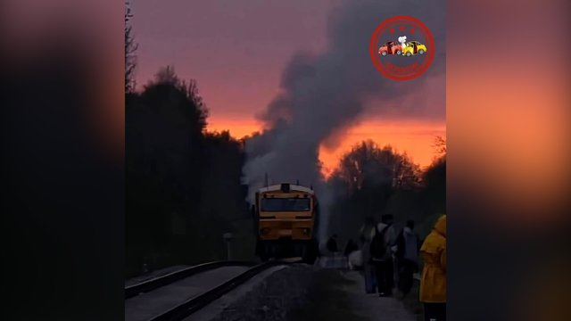 Latvijoje užsiliepsnojo keleivinis traukinys: evakuota apie 60 žmonių