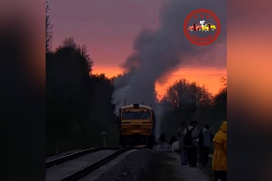 Latvijoje užsiliepsnojo keleivinis traukinys: evakuota apie 60 žmonių