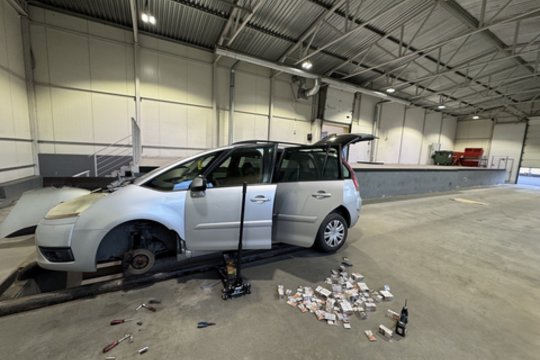 Vairuotojas sakė, kad nieko draudžiamo neveža – muitininkai įrodė, kad jis meluoja