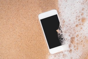 Telefonas sušlapo? Nedarykite šios vienos klaidos – ji kainuoja brangiausiai