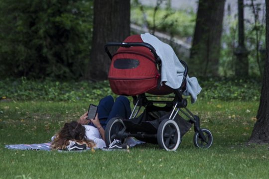 Ištyrė, kodėl Lietuvoje mažėja gimstamumas: „Virtualioje realybėje vaikai negimsta“