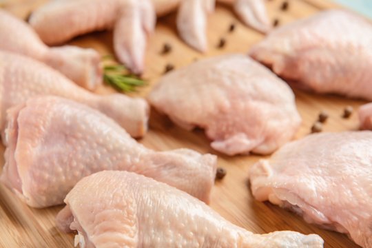 Prekybos tinklo lentynose aptiko užkrėstą vištieną: pirkėjams – žinia dėl grąžinimo