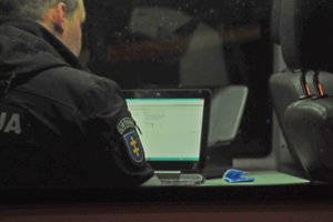 Vilnietė įtariama smurtu prieš savo nepilnametę dukrą: mušė ir varė iš namų