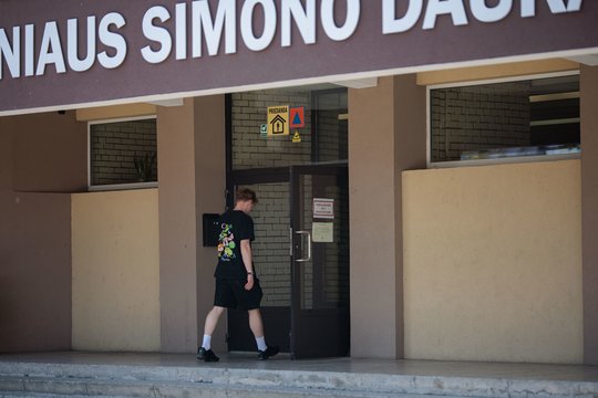 Net ir po teismo kirčių R. Popovienė nenusileidžia – darytų tą patį: kas abiturientų lauks šiemet?