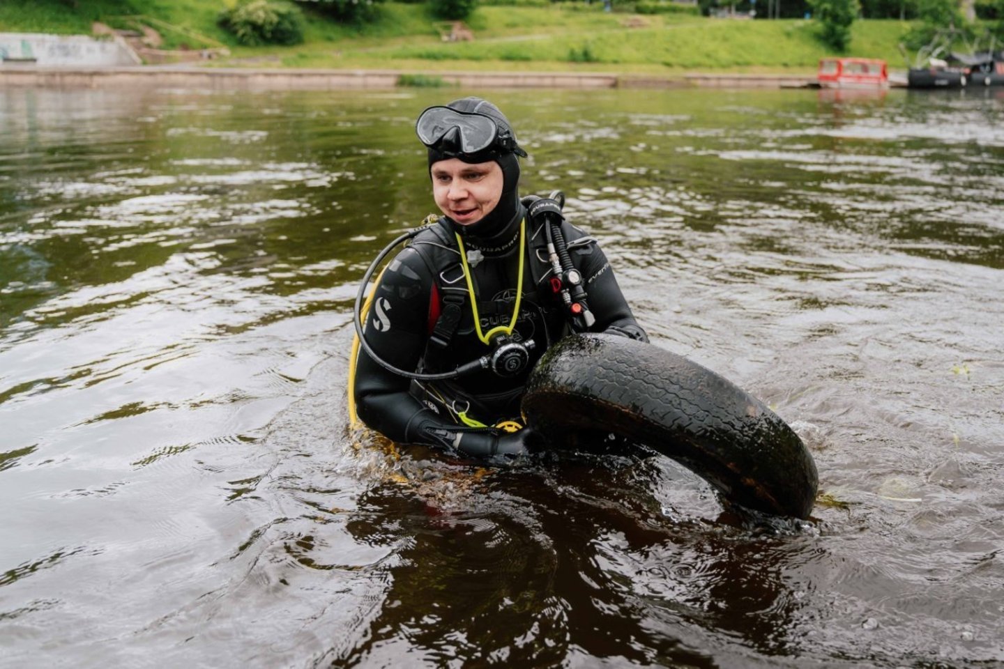 Praėjusiais metais per pirmąjį Neries dugno valymo etapą beveik 8 kilometrų atkarpoje nuo Baltojo iki Lazdynų tilto surinkta daugiau nei 2 tonos šiukšlių. Šiemet švarinimo darbai bus tęsiami.<br>„Darnu Group“ nuotr.
