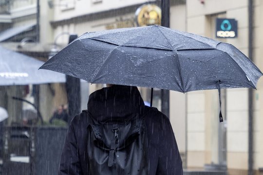 Niūrios sinoptikų prognozės savaitgaliui: pliaups lietus, žolę balins šalnos