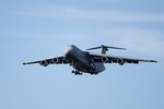  „C-5M“, kurio krovinio svoris siekia 127 460 kilogramų, gali nuskristi 4000 kilometrų.<br> Reuters / Scanpix nuotr.
