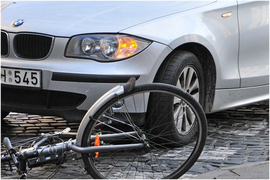Sostinėje BMW rėžėsi į dviratininką, jis pristatytas į ligoninę