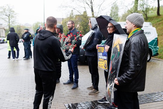 Gegužės 9-oji Antakalnio kapinėse: gvazdikai, policija ir piketas prieš sovietmečio idealizavimą