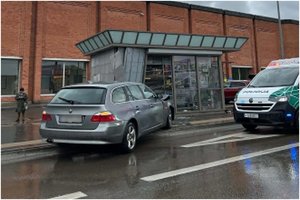Kaune prie pilies - BMW skrydis į spaudos kioską: avariją sukėlė 22 metų vairuotojas