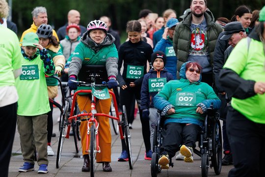 Vingio parke – ypatingas renginys: „Kartu – vienu ratu“ subūrė bendruomenę palaikyti sportininkų