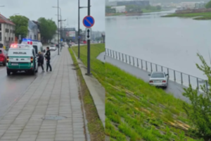 Kaune – dar vienas „BMW“ skrydis: „prisiparkavo“ Nemuno krantinėje