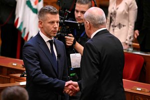 V. Orbano era baigta: Vengrijos parlamentas patvirtino P. Magyarą naujuoju vyriausybės vadovu