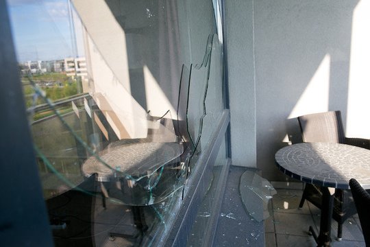 Vilniaus policijos pastate iškultas langas: chuliganas ieškomas