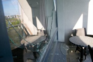 Vilniaus policijos pastate iškultas langas: chuliganas ieškomas