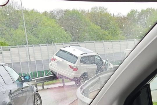 Ant atitvarų prie „Megos“ vėl pakibo „BMW“ automobilis