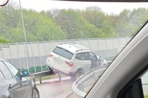 Ant atitvarų prie „Megos“ vėl pakibo „BMW“ automobilis