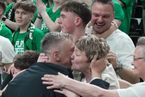 Emocingas Šarūno Jasikevičiaus apsikabinimas su mama ištirpdė internautų širdis
