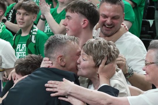 Emocingas Šarūno Jasikevičiaus apsikabinimas su mama ištirpdė internautų širdis