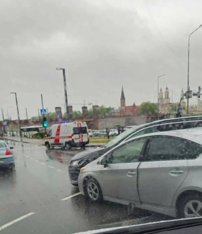 Avarija Veiverių gatvėje.<br>„Kas vyksta Kaune“ skaitytojo nuotr.