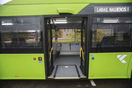 Kauno troleibuse narkomanas su švirkštu prarado sąmonę: prireikė skubios medikų pagalbos