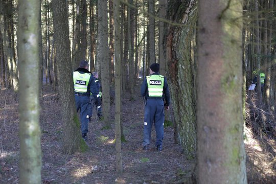 Prie Kauno marių – policijos reidas: narkotikai aptikti automobilyje, miške, „turisto“ kuprinėje