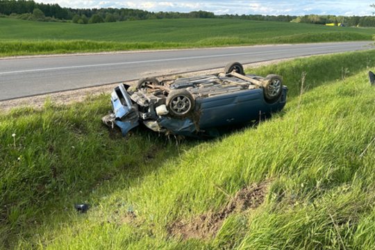Girti vairuotojai savaitgalį sėja nelaimes: du automobiliai nulėkė į griovius