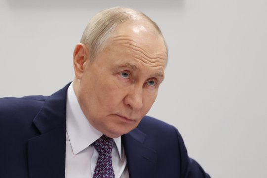 V. Putinas kalba apie karo pabaigą, bet vilkina belaisvių mainus: į derybas siūlo įtraukti G. Schröderį