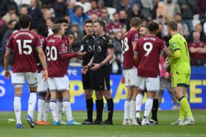 Kontroversiškas teisėjų sprendimas paskutinę minutę lėmė „Arsenal“ pergalę