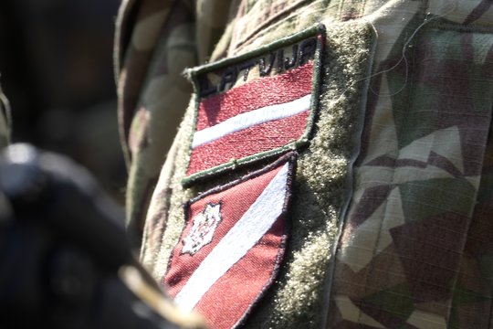 Po dronų incidentų – iš pareigų traukiasi Latvijos gynybos ministras