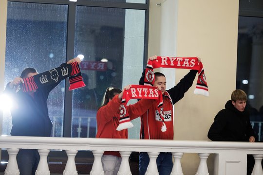 Vilniuje griausmingai pasitiktas čempionais tapęs „Rytas“: oro uoste ošė žmonių minia