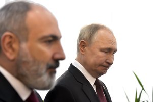 V. Putinas siunčia įspėjimo signalą: Armėnijos gali laukti Ukrainos likimas