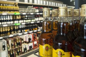Vokietijos medikai prašo iš prekybos centrų pašalinti stiprų alkoholį