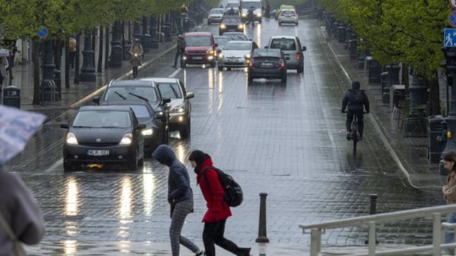 Išeinant iš namų nepamirškite skėčio: vyraus lietus, vietomis smarkus