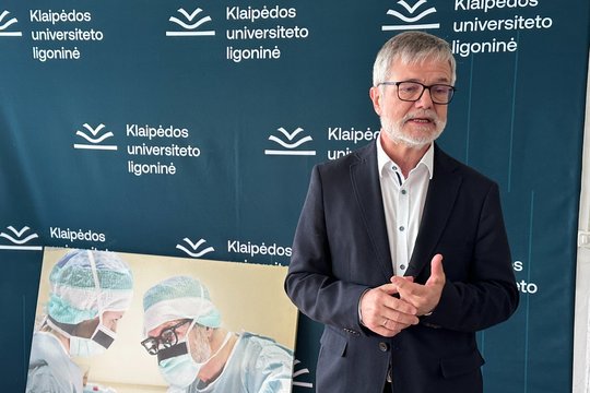 Legendinis širdies chirurgas atsisveikina su ligonine ir siunčia patarimą kolegoms: „Mylėkite pacientą“
