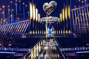 Repeticijos metu „Eurovizijos“ scenoje – ir daugiau nesklandumų: suklupo vienos šalies komandos narė