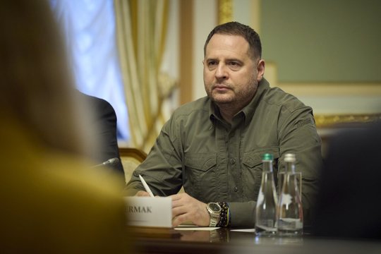 Ukrainą drebina dar vienas skandalas: pinigų plovimo schemoje – buvęs V. Zelenskio patarėjas