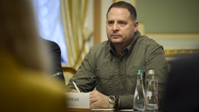 Ukrainą drebina dar vienas skandalas: pinigų plovimo schemoje – buvęs V. Zelenskio patarėjas