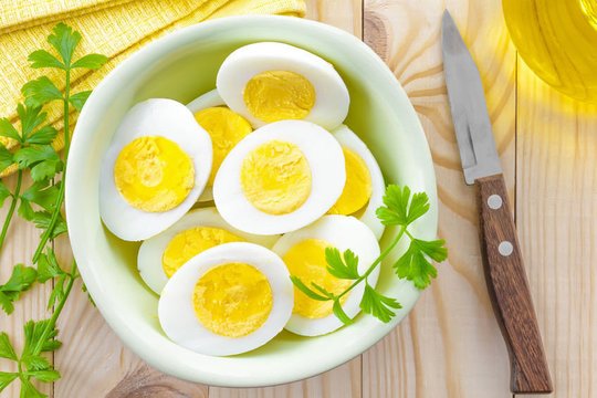 Verdant kiaušinius į vandenį įberkite po šaukštelį šio ingrediento – lukštas nusilups per sekundę