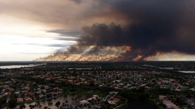Virš Floridos užfiksuotas didžiulis dūmų stulpas: gaisrai išdegino tūkstančius hektarų žemės