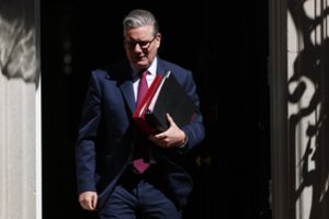Iš K. Starmerio vyriausybės atsistatydina dvi ministrės, britų premjerą ragina trauktis