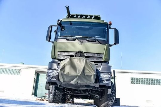 Lietuvos kariuomenės transporto priemonių parką papildė sunkvežimiai ir kurovežiai