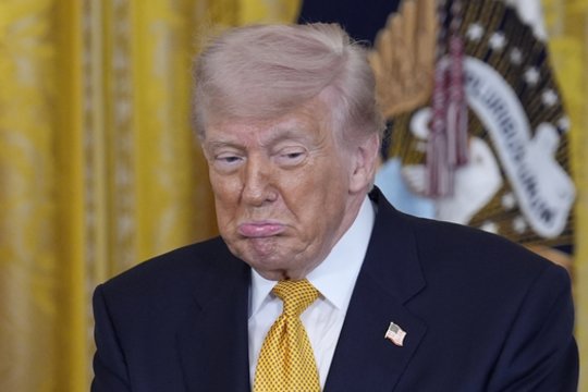 JAV teismas laikinai sustabdė D. Trumpui nepalankaus sprendimo galiojimą