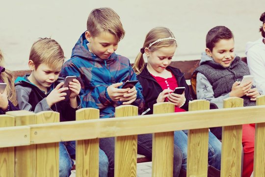 ES vadovė: svarsto galimybę vėlinti vaikų naudojimąsi socialiniais tinklais
