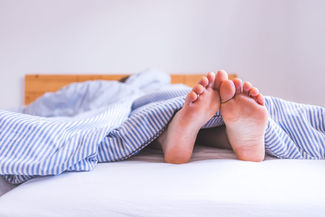 Iškišate koją iš po antklodės? Atsakė, kaip tai paveikia miegą