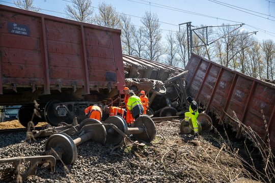 Po dviejų traukinių avarijų – kontrolės posėdis: atsakė, kur investuoti ne laikas