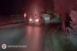 Vilniaus rajone nuo policijos pareigūnų sprukusio „VW Golf“ vairuotojo kelionė baigėsi pakelės griovyje