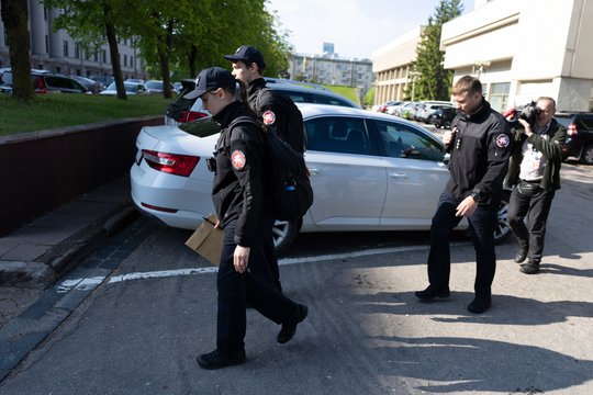 Užfiksavo, kaip pareigūnai iš „aušriečių“ būstinės išsinešė kelias dėžes su dokumentais